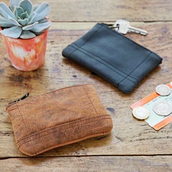 Our Buffalo Leather Zipped Purses with Keyring, crafted from premium buffalo leather, are the perfect accessory for keeping your coins organized. With a convenient zipped closure and keyring attachment, our Buffalo Leather Zipped Purses are ideal for organizing your coins.